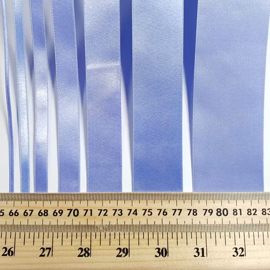 卸売高品質ソリッドカラー工場価格ギフトアクセサリーカスタムブランド名ロゴポリエステル 100% ホワイトゴールドレッドサテンリボン